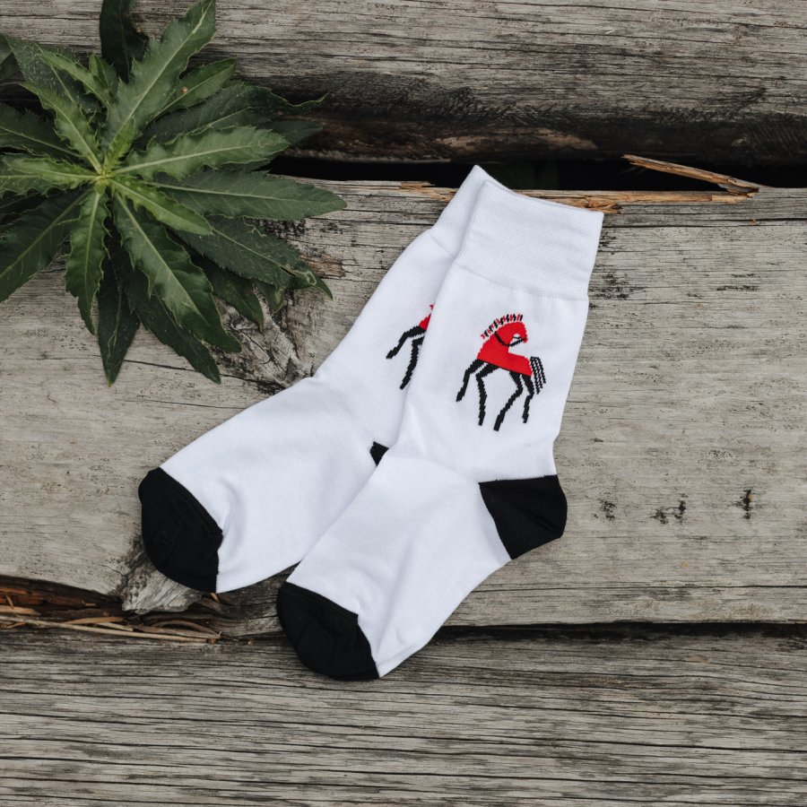 Носки «Мезенский конь» Белые носочки со знакомым Мезенским конём, который в традиционном народном представлении всегда символизировал восходящее солнце. 

Материал: 80% — хлопок, 17% — полиамид, 3% — эластан.