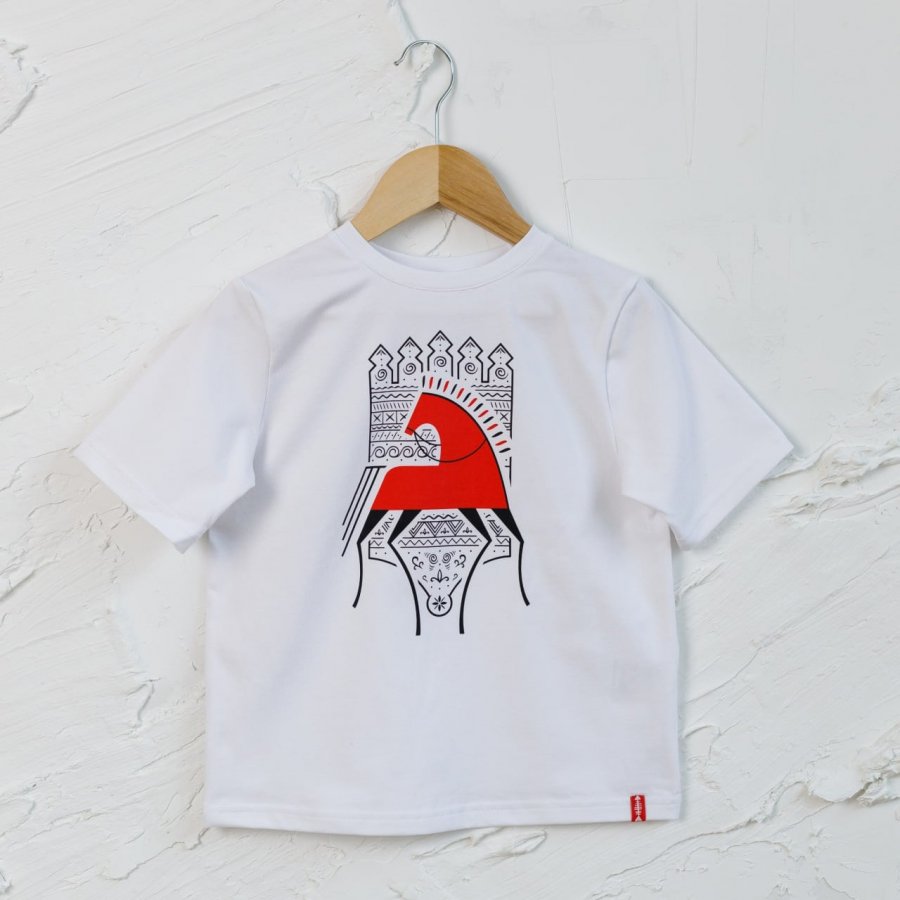 Детская футболка «Мезенский конь» Мезенский конь &mdash; элемент мезенской росписи, одного из самых древних русских художественных промыслов. Конь всегда был символом солнца. Так пусть это солнце всегда будет сиять вашему малышу!