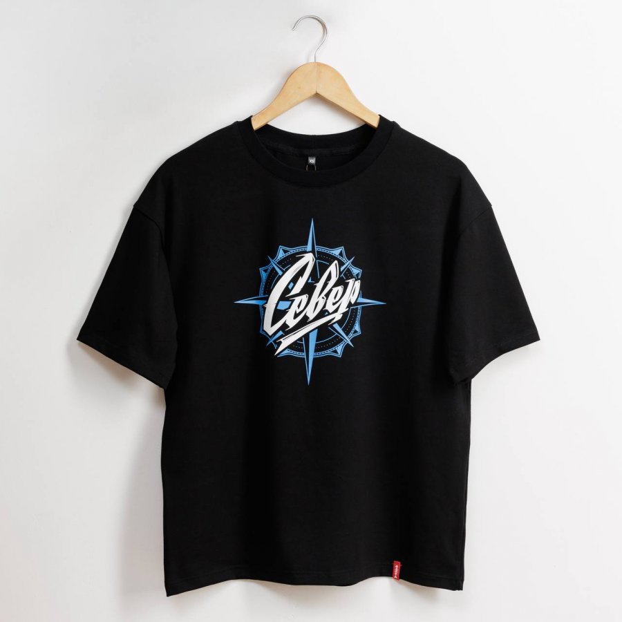 Футболка «Север» 2.0 Оверсайз футболка с переработанным принтом «Север». Для тех, у кого горячее северное сердце внутри.