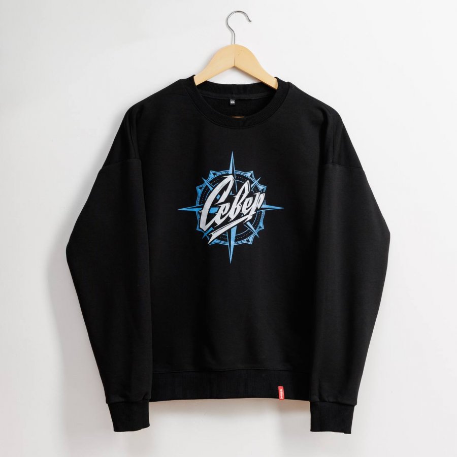 Свитшот «Север» 2.0 Свитшот со спущенным рукавом и с переработанным принтом «Север». Для тех, у кого горячее северное сердце внутри.