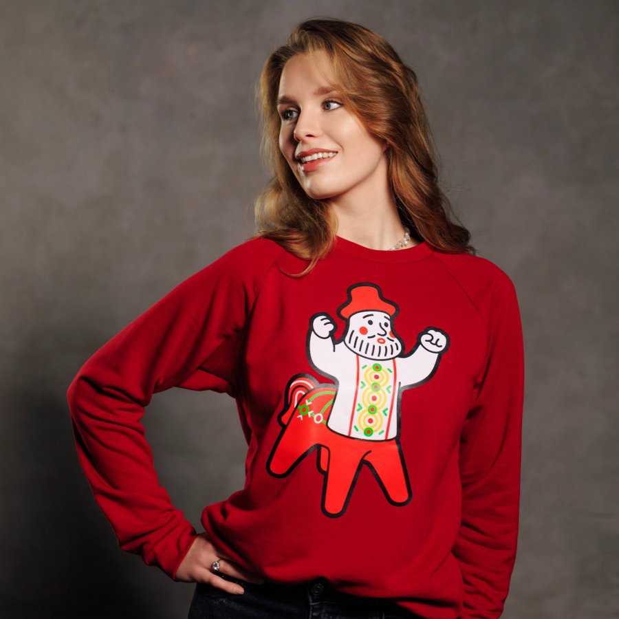 Свитшот «Полкан победитель» Полкан — знаменитая игрушка из Каргопольского района Архангельской области. Получеловек полуконь, которого издревле лепили из глины. Мифический богатырь-защитник с поднятыми руками, которого мы назвали «Полкан Победитель».