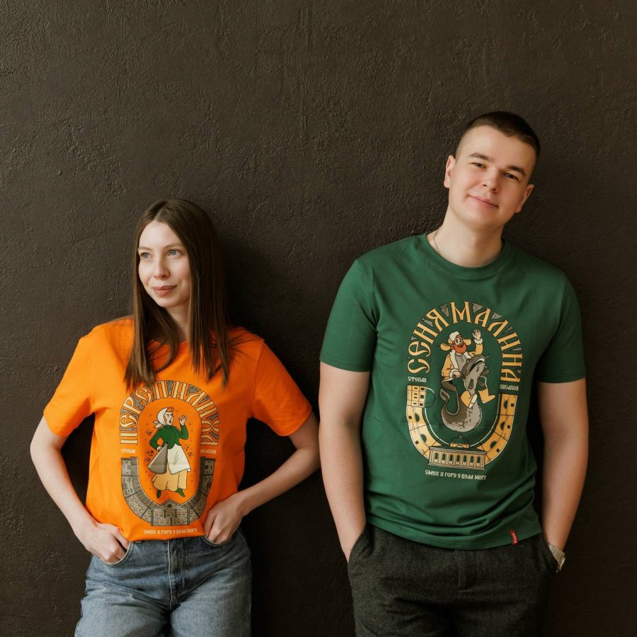 Футболка «Смех и горе у Бела моря» Перепилиха и Сеня Малина &mdash; известные персонажи басен Степана Писахова. Яркиие футболки для ярких северян.